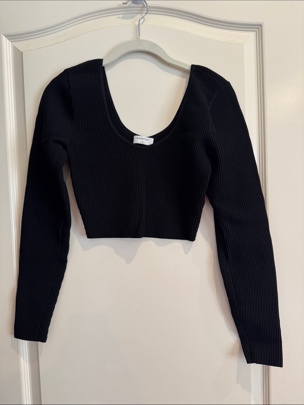 Babaton Black Ribbed Scoop-Neck Long Sleeve Cropped Top